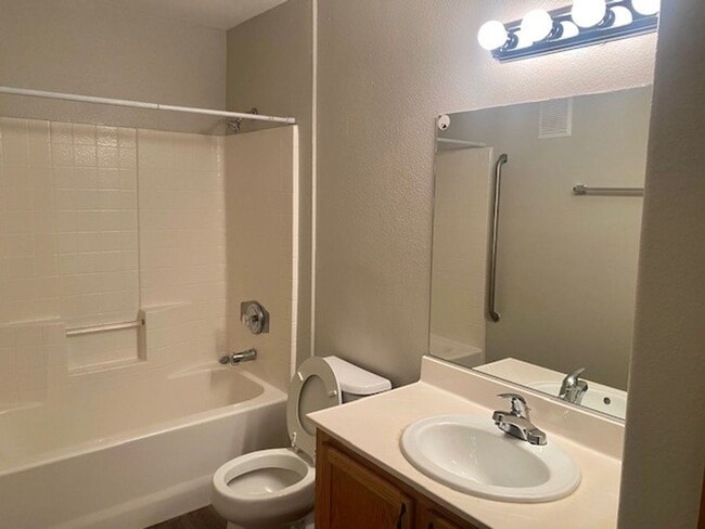 Foto del edificio - Beautiful 2 bedroom 2 bath Downstairs Condo