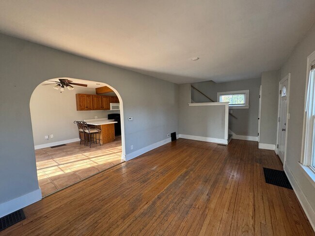 Foto del edificio - 3 bedroom 1 bath home with a sunroom in Davenport
