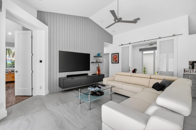 Foto del edificio - 5063 Ventura Dr