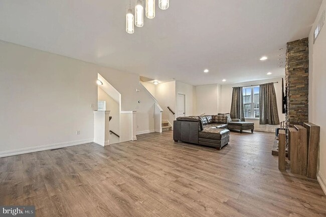 Building Photo - Spacious 3BR 3.5 Bath Townhome (Pet Friend...