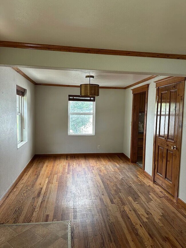Foto del edificio - Ideally Located and Updated 4 Bed 2 Bath Fully-Fenced Home w/ Detached Garage/Shop!