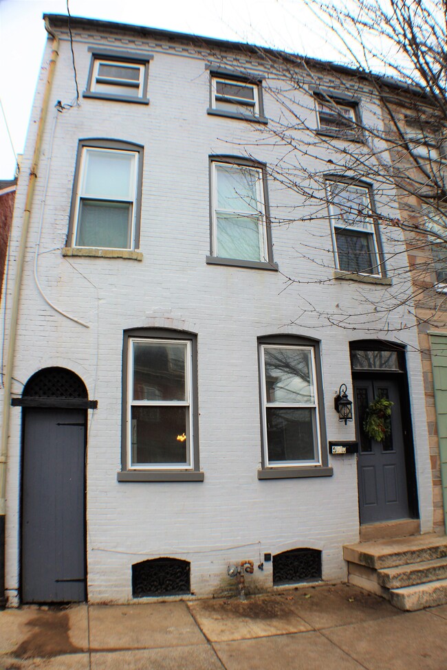 Building Photo - 503 W King St