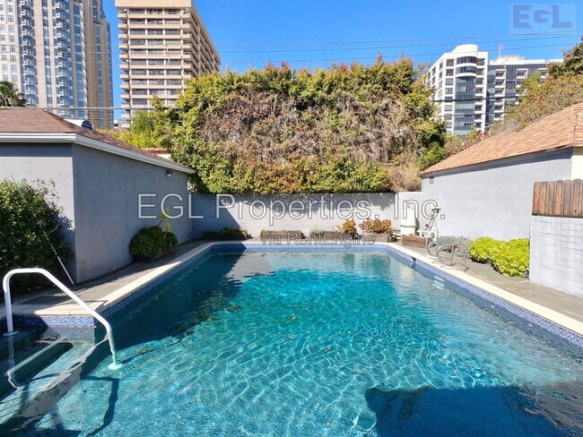 Foto del edificio - 10749 Wellworth Ave