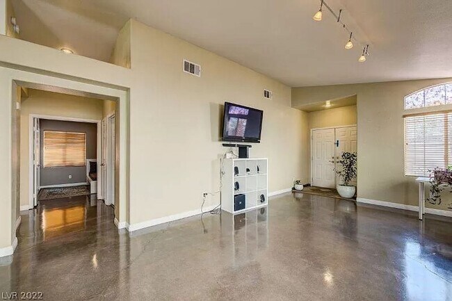 Building Photo - FULLY FURNISHED single story home