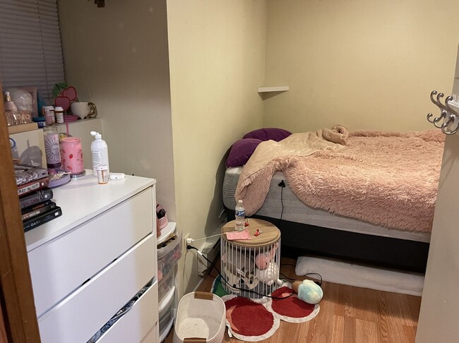 Building Photo - Close to Campus! Available July 1st
