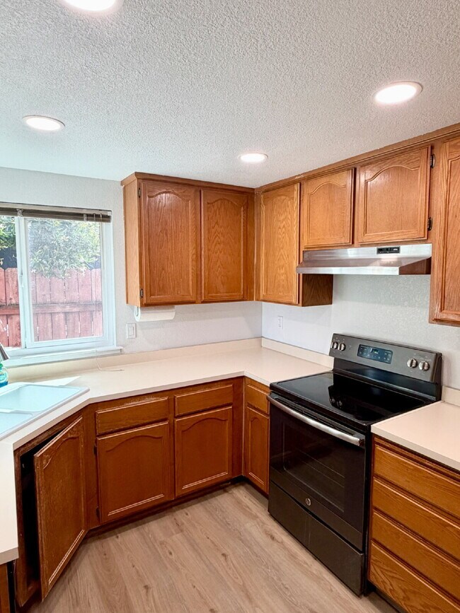 Foto del edificio - 3 bed 2 bath home vaulted ceilings close to hwy 80