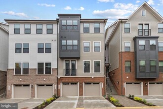 Building Photo - 2400 Stella Pl
