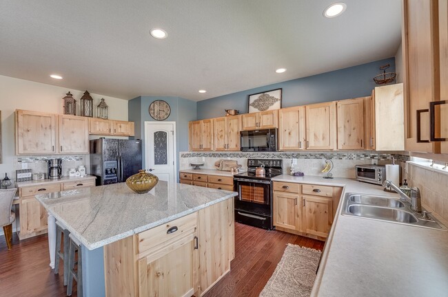 Building Photo - Beautiful 4 Bed, 3 1/2 Bath House in Sever...