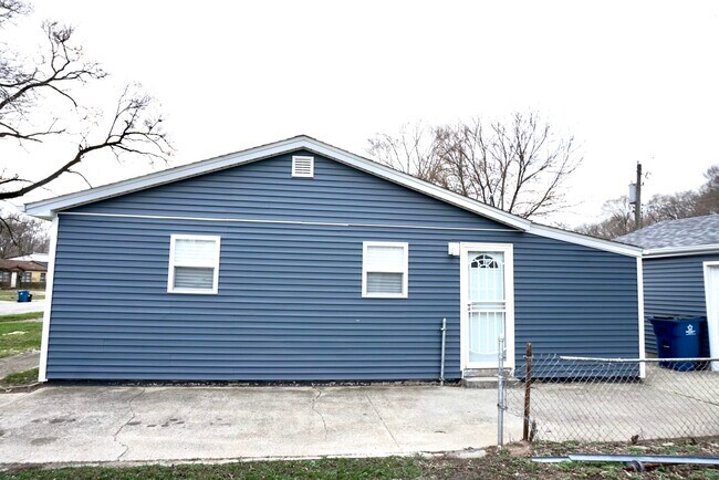 Building Photo - 4142 W 19th Pl