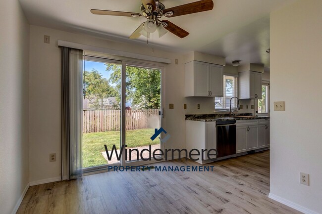 Foto del edificio - 2 Bed 1 bath with Garage
