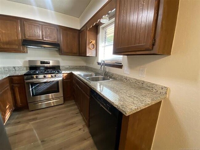 Foto del edificio - Jenks Schools! This 3 bedroom, 2 bath duplex is located at back of cul-de-sac