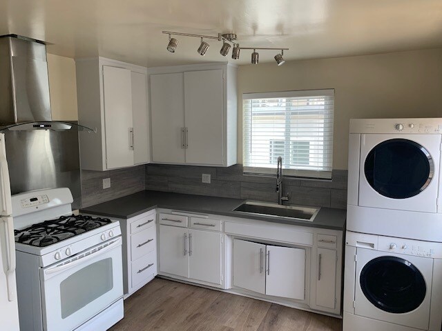 Primary Photo - 1606 S Bundy Dr