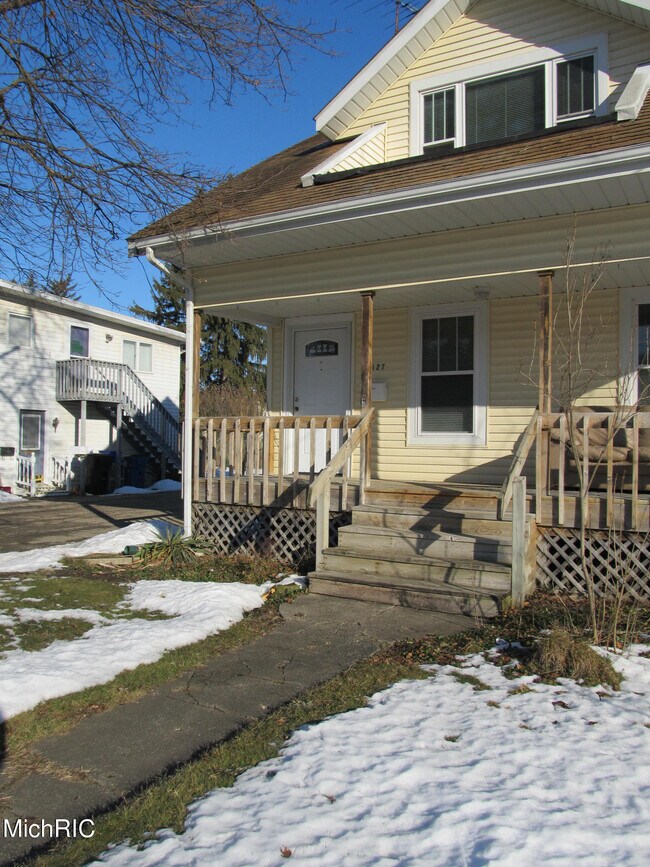 Building Photo - 127 Parchmount Ave
