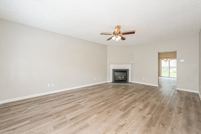 Building Photo - 444 Village Bluff Dr