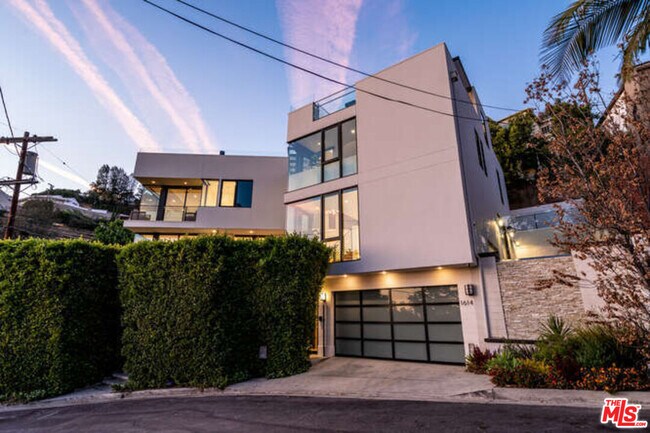 Building Photo - 1614 Sunset Plaza Dr