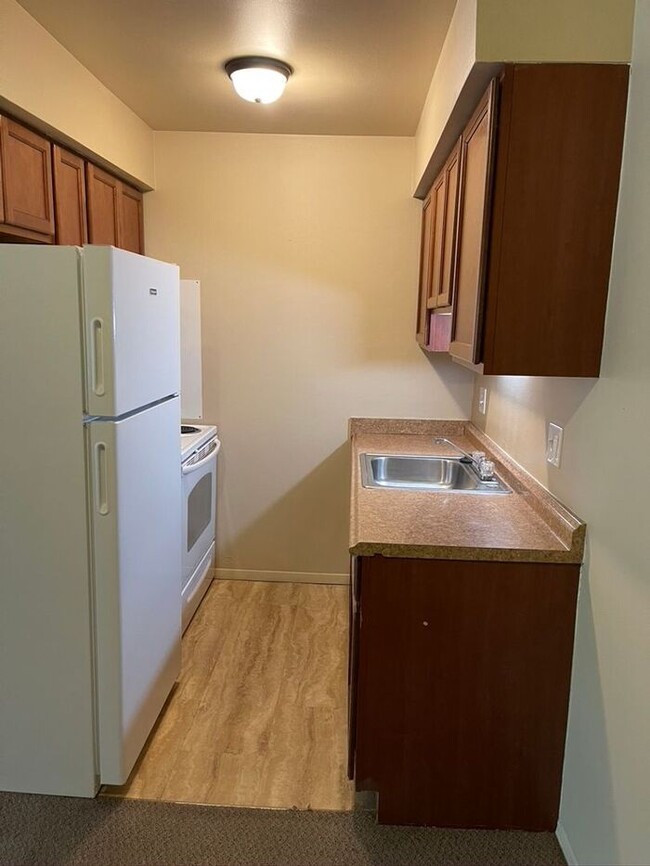 Building Photo - Section 8 Approved - Heat Included- Securi...