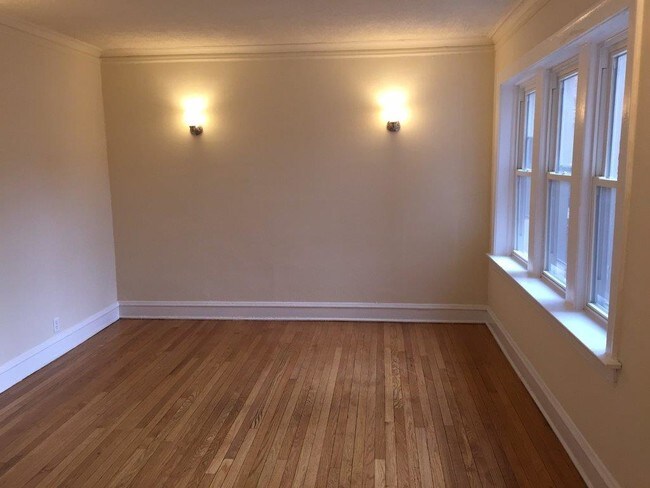 Building Photo - Fantastic 1BR w/Heat!  75th Kenwood
