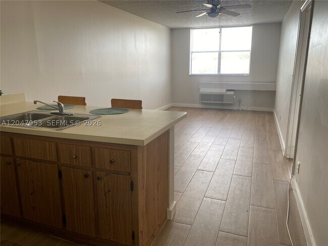 Foto del edificio - 2501 Riverside Dr