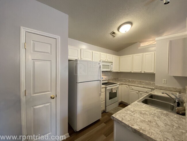 Foto del edificio - Beautifully Updated 2BR/2BA Gated Condo in...