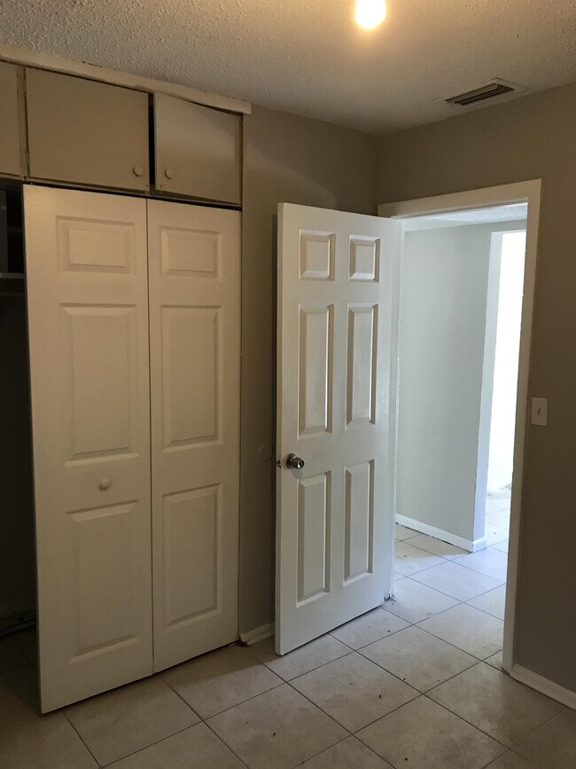 Building Photo - 2524 Red Robin Dr