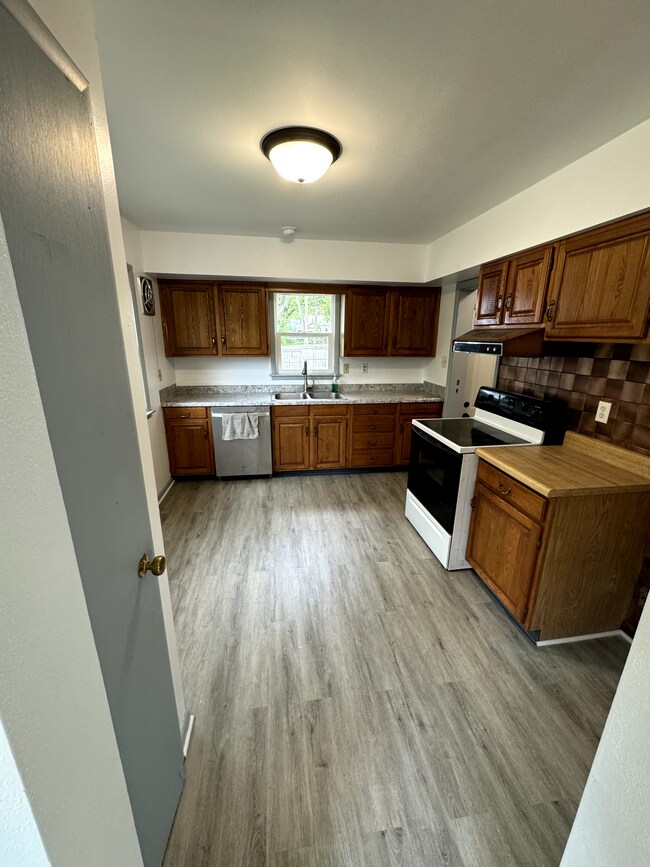 Building Photo - 6813 Urbandale Ave