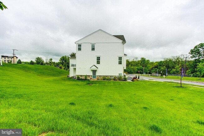 Building Photo - 135 Woodwinds Dr