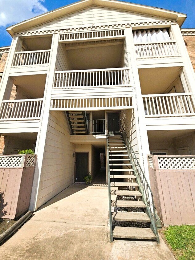 Photo - 2626 Holly Hall St