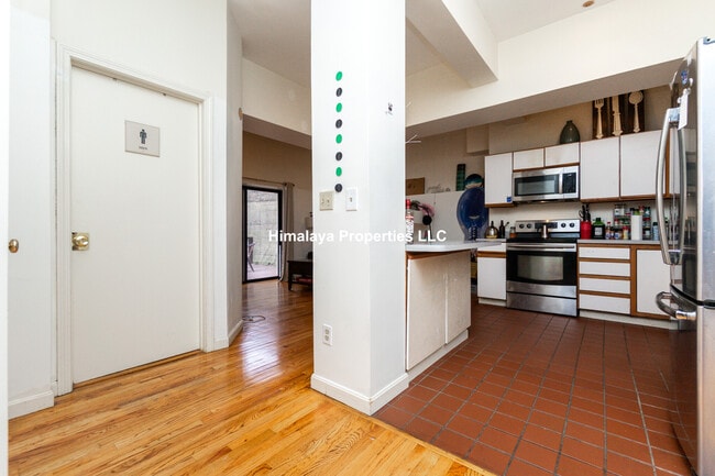 Building Photo - 448 Park Dr