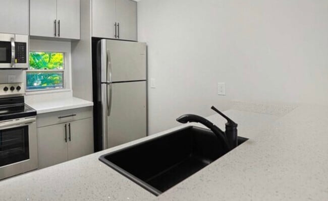 Foto del edificio - 8720 N Sherman Cir
