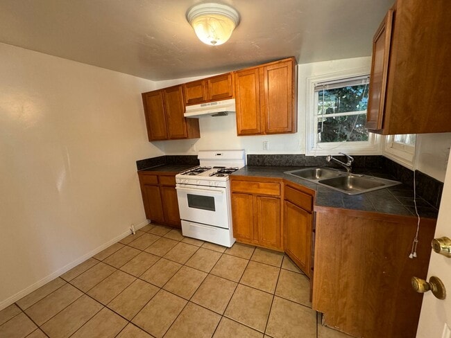 Foto del edificio - 814, 820, 822 Elm. Ave.