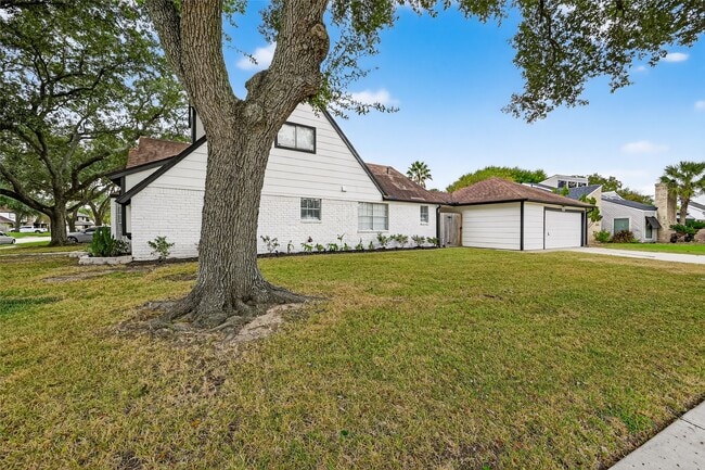 Building Photo - 15202 La Mancha Dr
