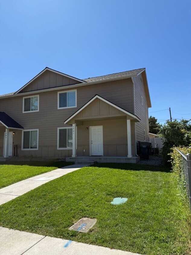 Building Photo - Duplex mid town CDA