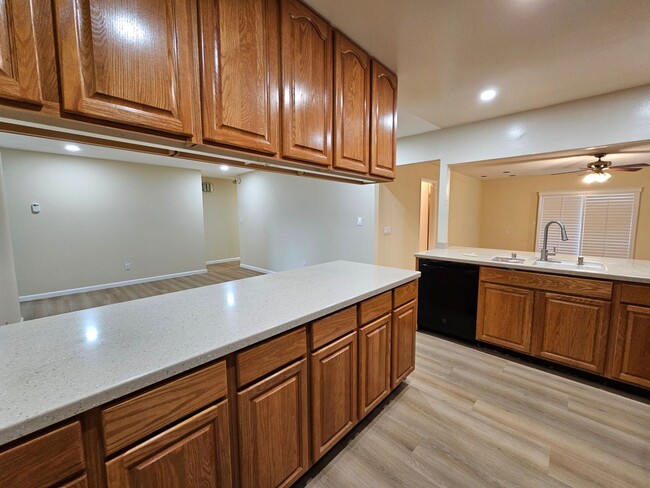 Foto del edificio - Spacious 4-Bedroom Home on the El Cerrito ...