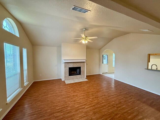 Foto del edificio - Beautiful 3 bedroom, 2 bathroom home in th...