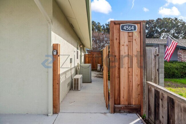 Foto del edificio - 4564 Angeles Ave