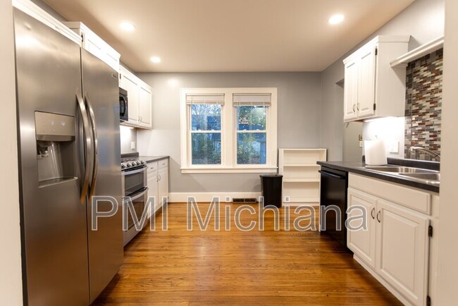 Building Photo - 306 Tonti St