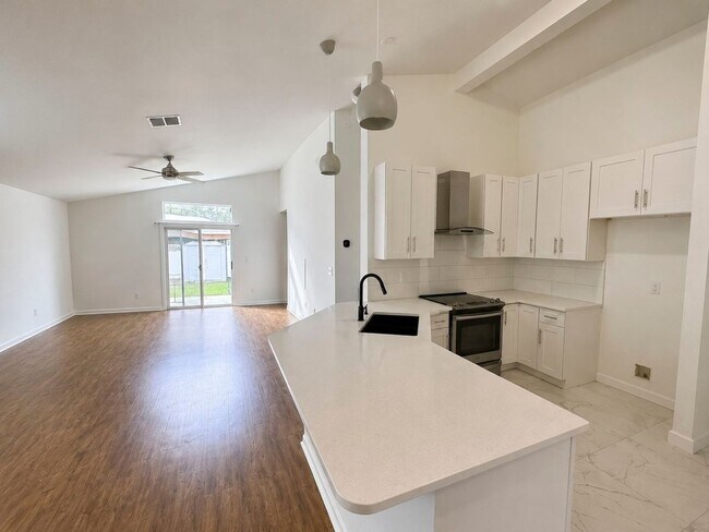 Building Photo - Beautiful 4 Bedroom, 2 Bathroom home offering 1,641 square feet of comfortable living space