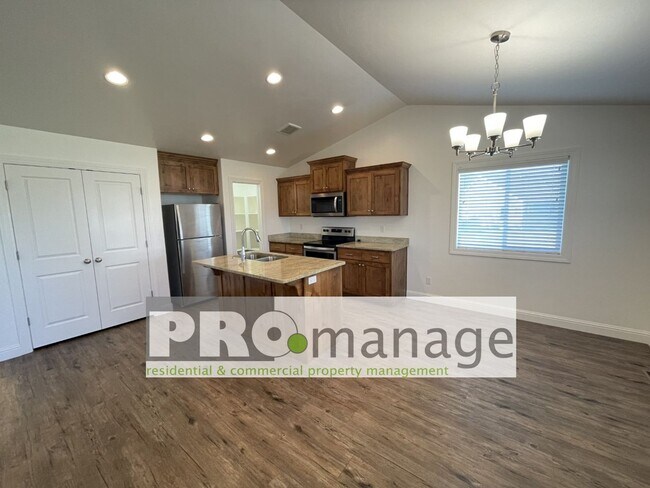 Building Photo - 3 Bed, 2 Bath Town Home w/ 2 Car Garage - Idaho Falls
