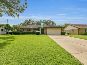 Building Photo - 805 Bluebonnet Ln