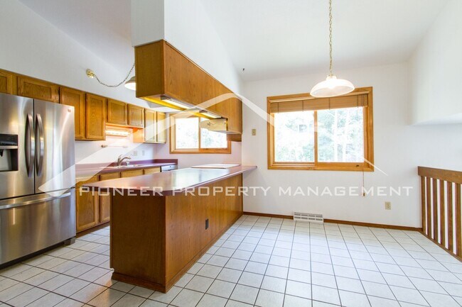 Building Photo - Spacious 4 Bedroom Home in Green Mountain ...