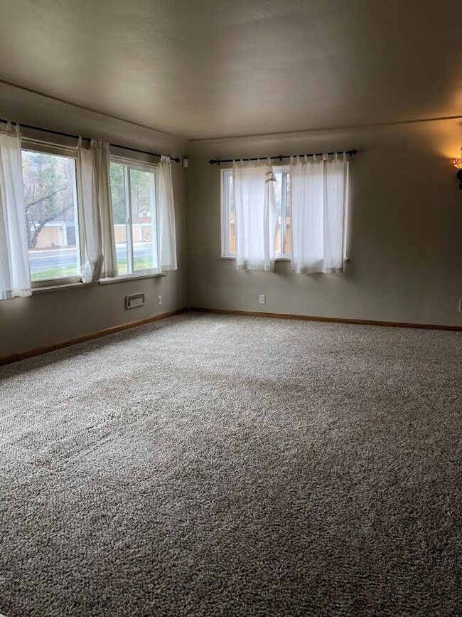 Foto del edificio - Charming 4 Bd, 2 Ba, Ranch Home in D-12 School District, close to Downtown, Trails and Ft. Carson