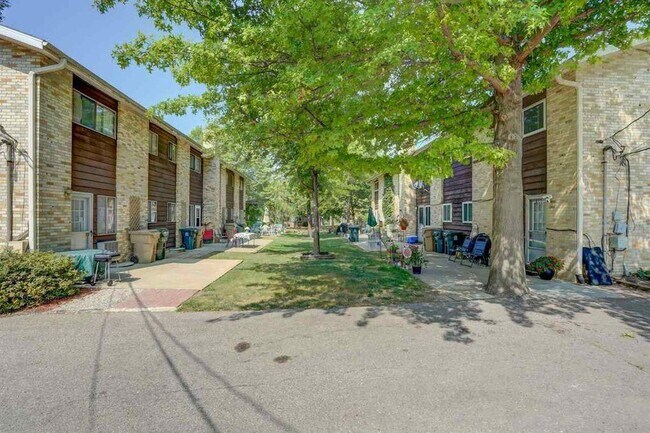 Foto del edificio - 5833 Balsam Rd. #1
