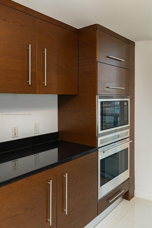 Building Photo - 495 Brickell Ave