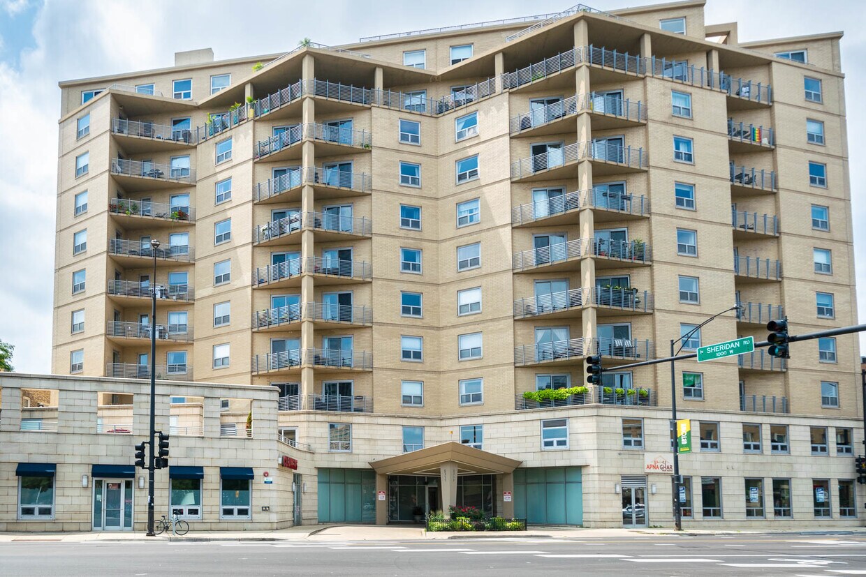 Foto principal - 4350 N Broadway