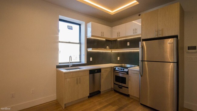 Building Photo - 3 br, 1 bath Apartment - 108 Frost St Unit 3L