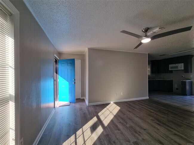 Building Photo - 2039 Winona Ave