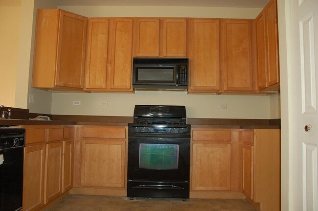 Building Photo - 143 Springbrook Trl S