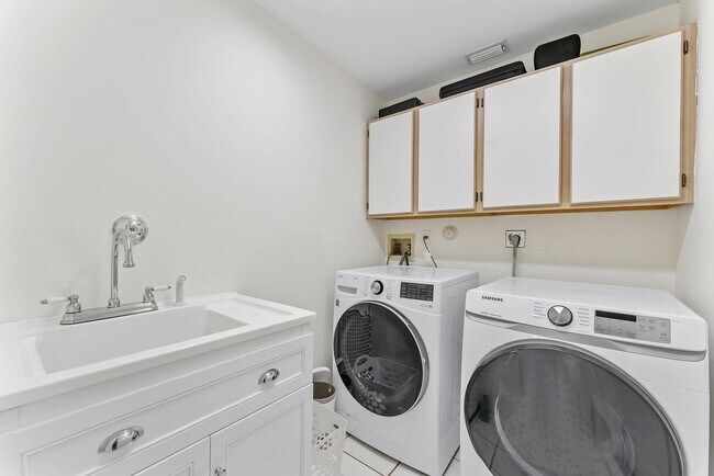 Foto del edificio - 107 Meadowlands Dr