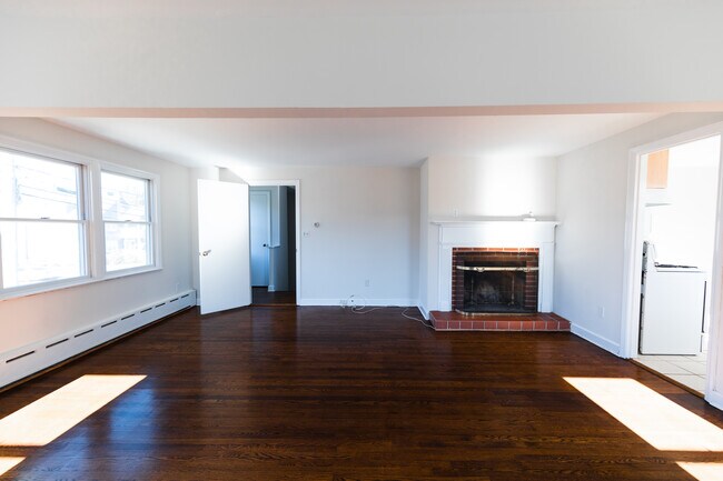 Living Room - 584 Courtland Ave