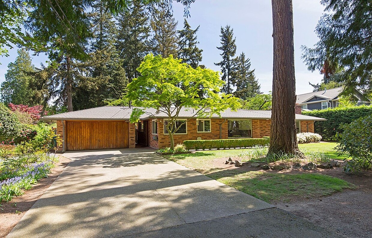 Foto principal - Mercer Island Home - Available 11/20/24